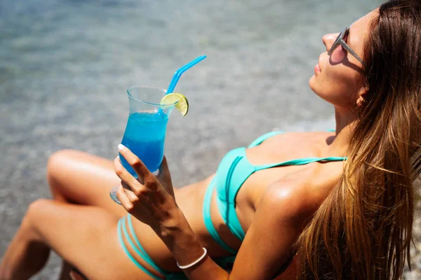 Молодая Женщина Купальнике Коктейлем Пляже Наслаждается Летними Каникулами Тропический Рай — стоковое фото