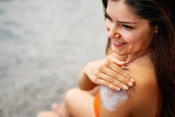 Attraktive Junge Frau Mit Gesunder Haut Cremt Sich Sommerurlaub Strand — Stockfoto