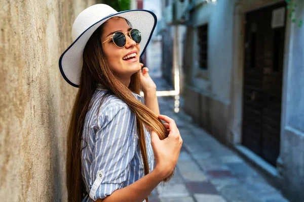 Mujer Joven Feliz Divirtiéndose Calle Ciudad Durante Las Vacaciones Verano —  Fotos de Stock