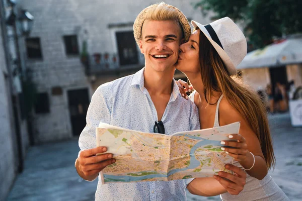 Joyeux Jeune Couple Voyageurs Tenant Carte Entre Les Mains Profitant — Photo