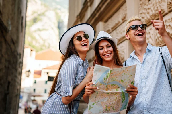 Grupo Amigos Felices Disfrutando Viajes Vacaciones Verano Juntos Gente Estudiante — Foto de Stock