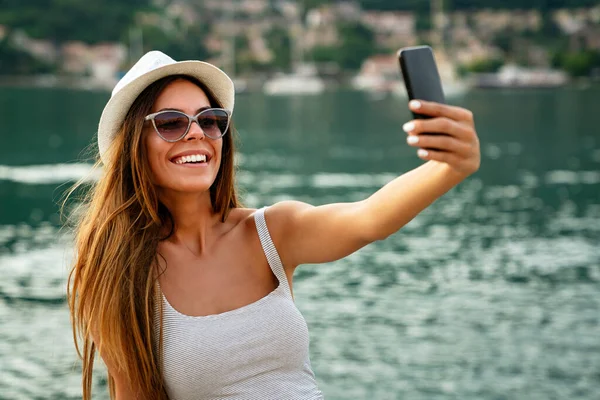 Beautiful Woman Having Good Time Beach Summer Vacation Taking Selfie — Φωτογραφία Αρχείου