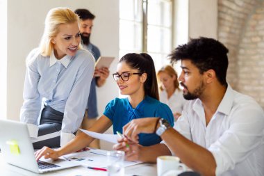 Ofiste takım olarak çalışan çok ırklı iş adamlarından oluşan bir grup. Başlangıç finansman takım çalışması kavramı