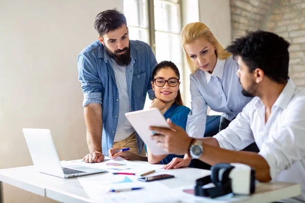 Groep Van Gelukkige Multi Etnische Zakenmensen Die Samenwerken Werken Aan — Stockfoto