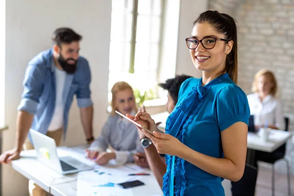 Lavorare Insieme Nuovo Progetto Gruppo Felici Uomini Affari Multietnici Che — Foto Stock