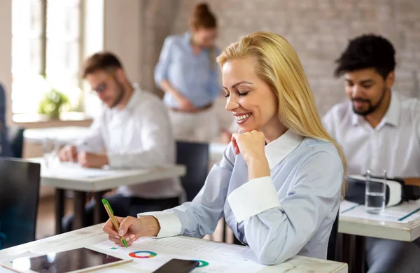 Startup Diversiteit Teamwork Brainstorming Meeting Concept Groep Succesvolle Multi Etnische — Stockfoto