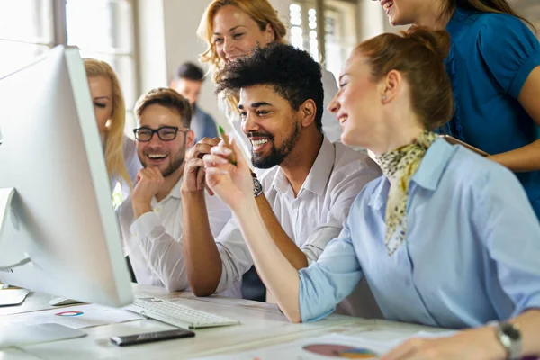 Gruppe Lykkelige Multietniske Forretningsfolk Som Samarbeider Jobber Med Møtes Kontoret – stockfoto