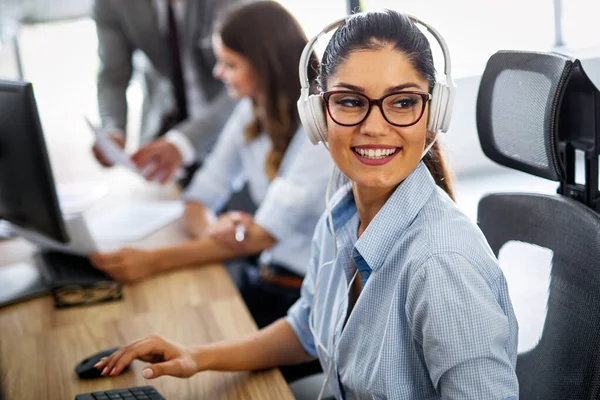 Sorrindo Amigável Mulher Call Center Agente Com Fone Ouvido Trabalhando — Fotografia de Stock