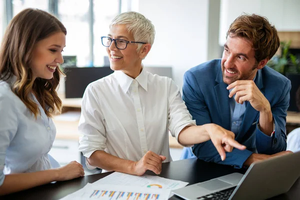 Retrato Empresarios Exitosos Trabajando Juntos Oficina Corporativa Concepto Trabajo Equipo — Foto de Stock