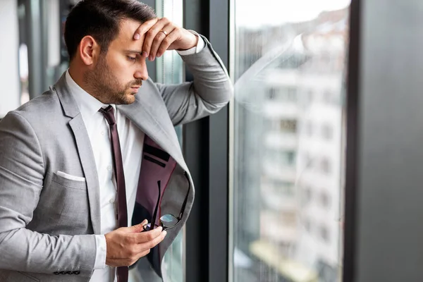 Porträtt Frustrerad Stressad Ung Affärsman Som Arbetar Företagskontor — Stockfoto