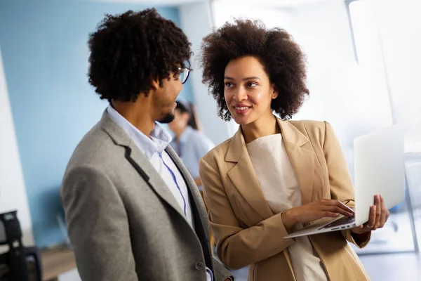 Retrato Empresarios Exitosos Trabajando Juntos Oficina Corporativa Concepto Trabajo Equipo — Foto de Stock