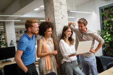İş ortaklarından oluşan bir grup, şirket ofisinde toplanan belgeler ve fikirleri tartışıyor. Finans insanları takım çalışması kavramı.