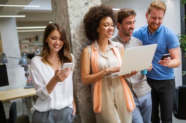 İş ortaklarından oluşan bir grup, şirket ofisinde toplanan belgeler ve fikirleri tartışıyor. Finans insanları takım çalışması kavramı.