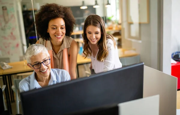 Grupo Programadores Multiétnicos Que Trabajan Una Oficina Una Empresa Desarrollo — Foto de Stock