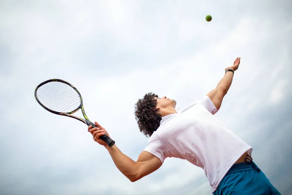 Joven Guapo Jugador Tenis Masculino Con Raqueta Pelota Prepara Para —  Fotos de Stock