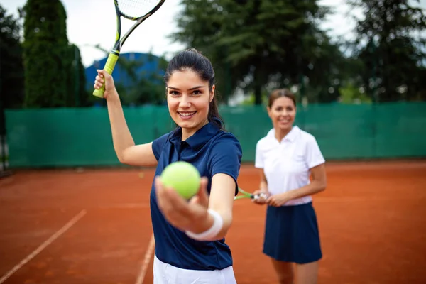 Junge Glückliche Freundinnen Spielen Tennis Auf Dem Tennisplatz Menschen Mit — Stockfoto