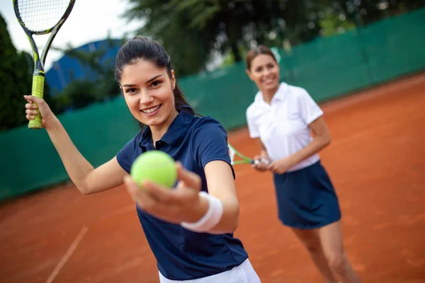 Junge Glückliche Freundinnen Spielen Tennis Auf Dem Tennisplatz Menschen Mit — Stockfoto