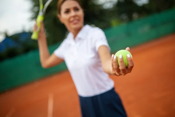 年轻女子夏天打网球时的快乐形象 人民体育健康的生活方式概念 — 图库照片