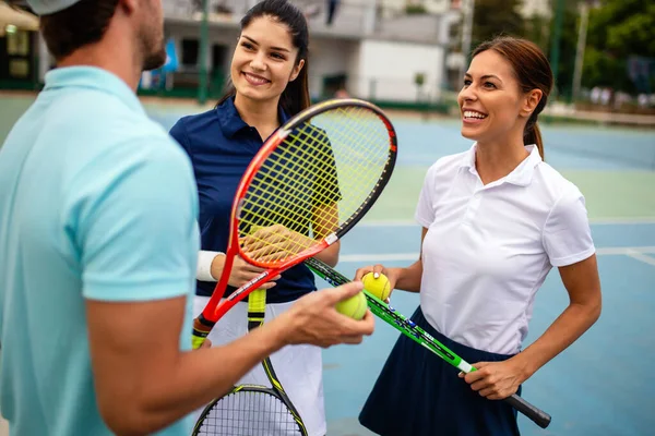 Счастливые Люди Вместе Играют Теннис Концепция Здорового Образа Жизни — стоковое фото