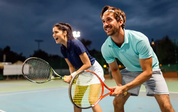 Schöne Junge Paar Spielen Tennis Als Team Auf Dem Tennisplatz — Stockfoto