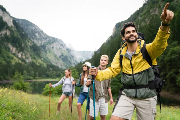 Grupo Amigos Jóvenes Forma Feliz Senderismo Trekking Juntos Naturaleza Aire —  Fotos de Stock