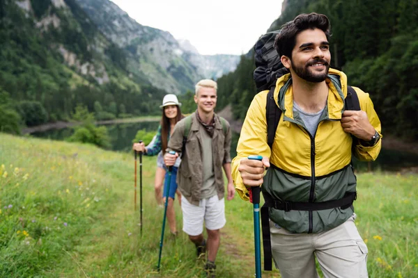 Avontuur Reizen Toerisme Wandelen Mensen Concept Groep Lachende Vrienden Met — Stockfoto