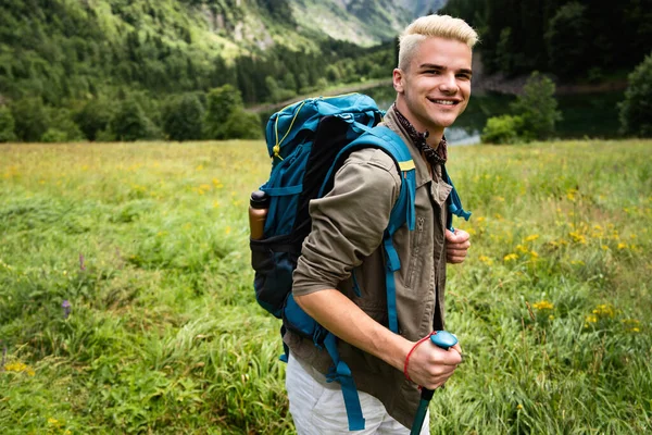 Homem Feliz Viajando Com Mochila Caminhando Nas Montanhas — Fotografia de Stock