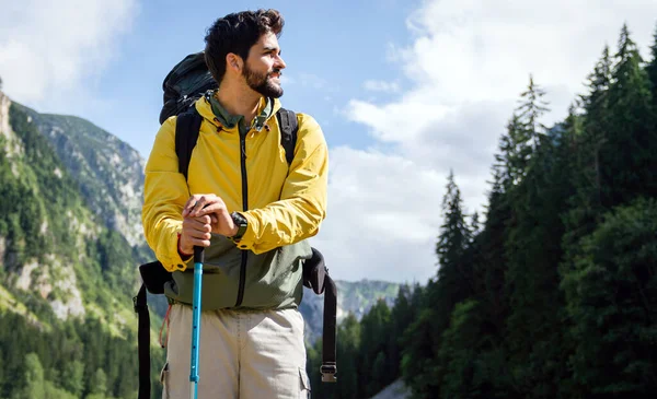 Uomo Felice Che Viaggia Con Zaino Escursioni Montagna — Foto Stock