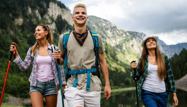 Buon Gruppo Escursionisti Amici Trekking Come Parte Uno Stile Vita — Foto Stock