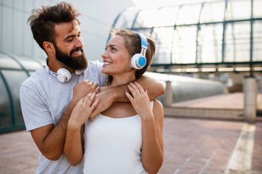 Spor sporcuları ve yaşam tarzı konsepti. Mutlu, zinde, güler yüzlü çift dışarıda koşuyor