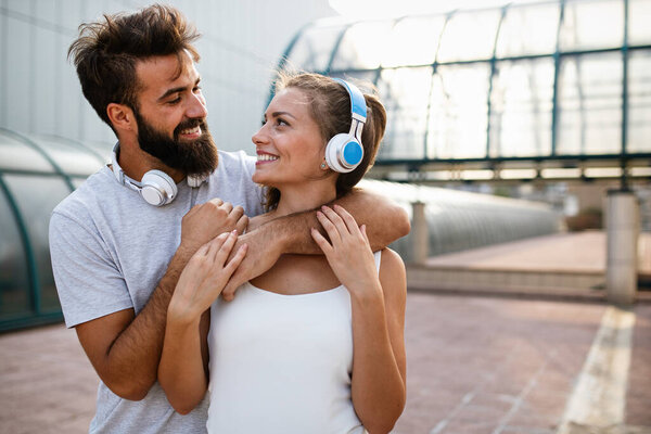 Фитнес спорт здоровья людей и концепция образа жизни. Счастливая улыбающаяся пара бежит на свежем воздухе