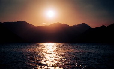 Gün batımında mavi dağın üzerindeki güzel deniz manzarası. Yaz tatili konsepti.