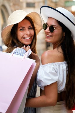 Mutlu kadın arkadaş yazın şehirde turist alışverişi