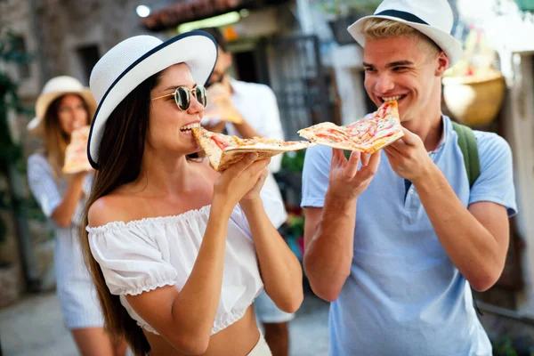Φίλοι Που Διασκεδάζουν Στην Ύπαιθρο Τρώνε Πίτσα Στις Καλοκαιρινές Διακοπές — Φωτογραφία Αρχείου