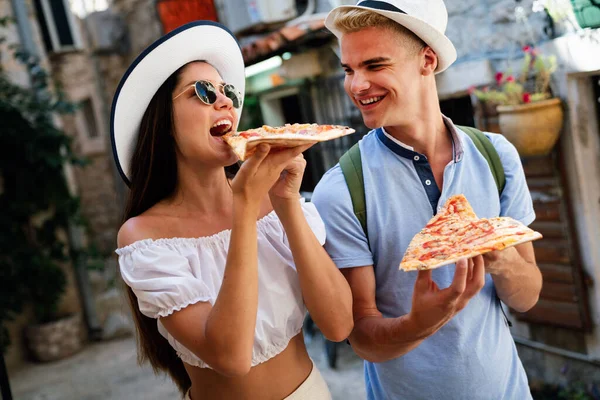 Gelukkig Paar Toeristen Eten Pizza Straat Zomervakantie — Stockfoto