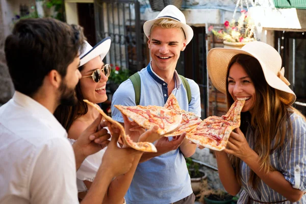 Heureux Groupe Amis Mangeant Pizza Voyage Vacances — Photo