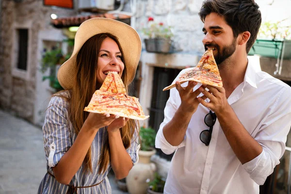Ευτυχισμένο Ζευγάρι Τουριστών Που Τρώνε Πίτσα Στο Δρόμο Για Τις — Φωτογραφία Αρχείου