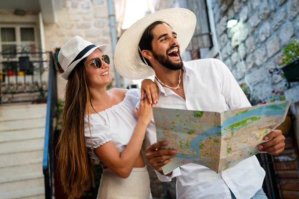 Felices Turistas Pareja Turismo Ciudad Con Mapa Durante Las Vacaciones — Foto de Stock