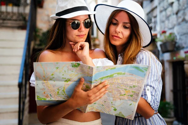 Glückliche Gruppe Von Freunden Genießen Reisen Und Urlaub Sommer — Stockfoto