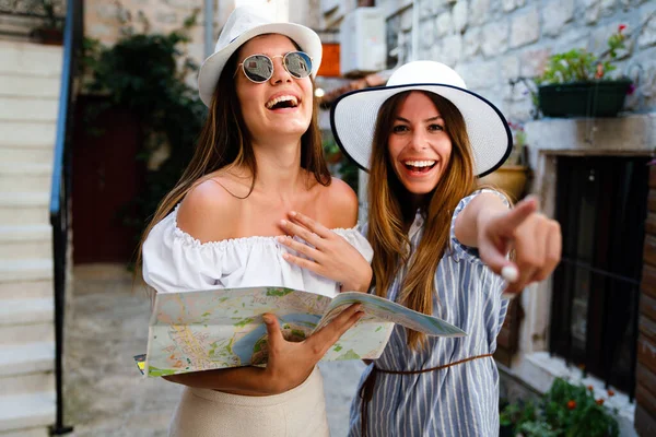 快乐的年轻女性朋友与地图在城市 旅游旅游人士度假乐的概念 — 图库照片