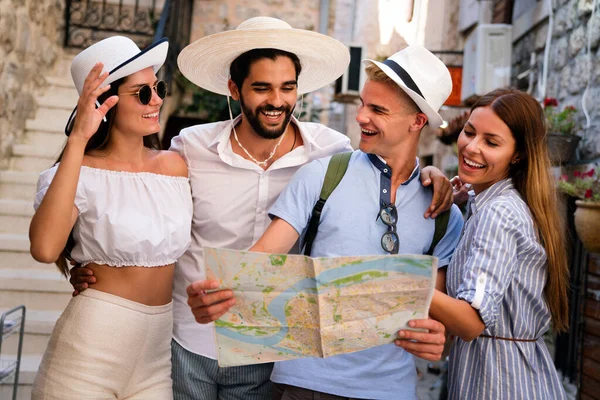 Grupo Amigos Turísticos Con Mapa Ciudad Vieja — Foto de Stock