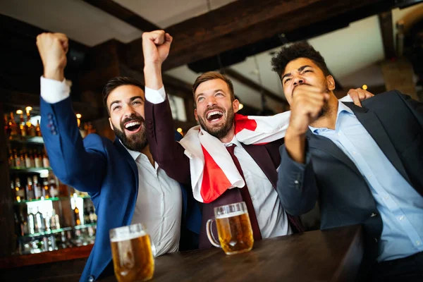 Επιχειρηματίες Οπαδούς Ουρλιάζοντας Και Βλέποντας Ποδόσφαιρο Στην Τηλεόραση Και Πίνοντας — Φωτογραφία Αρχείου