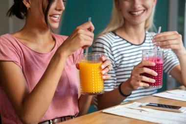 Genç kızlar süper yiyeceklerden yapılmış sağlıklı bir içecek içiyorlar. Halk sağlığı kavramı