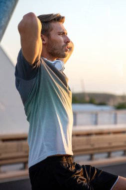 Yakışıklı genç adam eğitimden sonra kısa bir ara veriyor. Spor sporu insanları yaşam tarzı konsepti