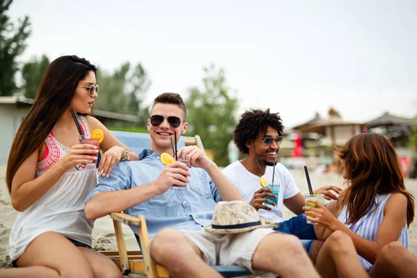 晴れた日にビーチで楽しんでいる若い友人のグループ 人々の休暇の幸福飲料の概念 — ストック写真