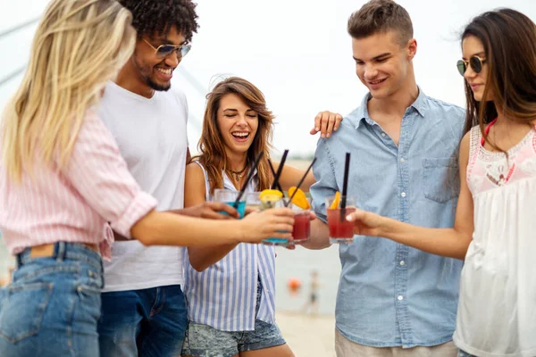 在海滩派对上快乐的朋友们在日落时喝鸡尾酒 青少年度假时的夏日快乐与友谊概念 — 图库照片