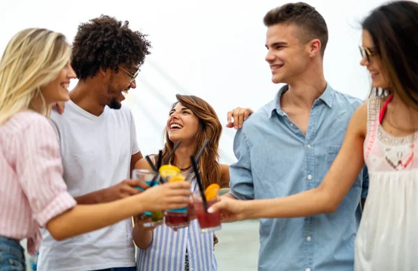 一群年轻的朋友在阳光灿烂的海滩上玩得很开心 人们度假快乐饮料的概念 — 图库照片