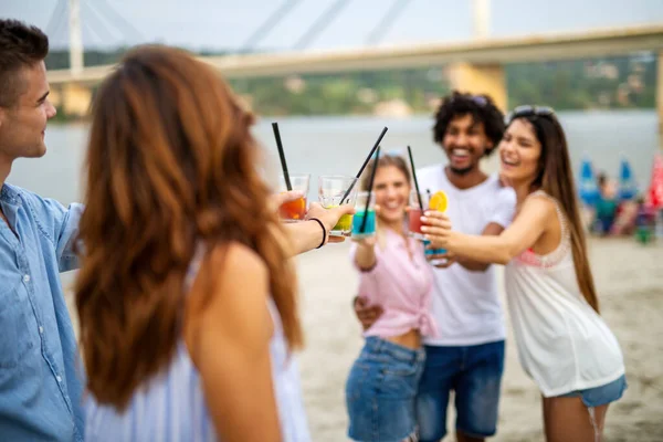 Grupo Jóvenes Amigos Divirtiéndose Playa Día Soleado Gente Vacaciones Felicidad — Foto de Stock