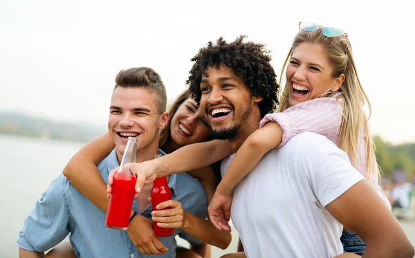 Grupo Amigos Felices Divirtiéndose Fiesta Playa Bebiendo Cóctel Atardecer Alegría — Foto de Stock