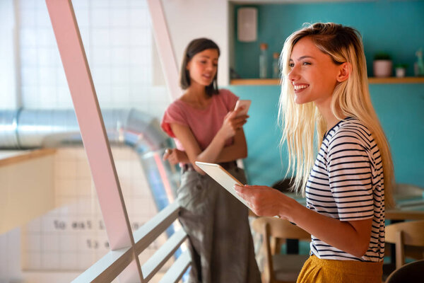 Портрет счастливой молодой возбужденной женщины, делающей видеочат на цифровом устройстве. Концепция работы в сфере образования